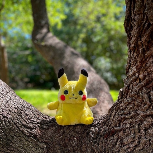1998 Hasbro Pikachu Plush - Picture 1 of 2